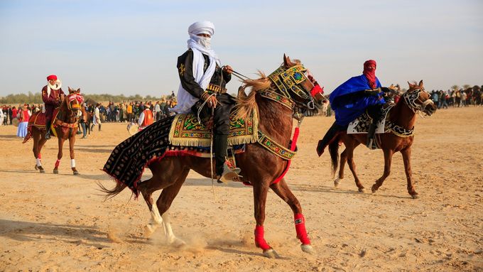 Taje Sahary očima fotografky: Od soubojů velbloudů po lov s pouštními chrty