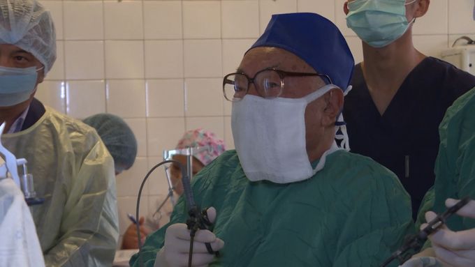Kyrgyzský chirurg Mambet Mamakeev se zapsal do Guinnessovy knihy rekordů. Je tam uveden jako nejstarší praktikující chirurg.