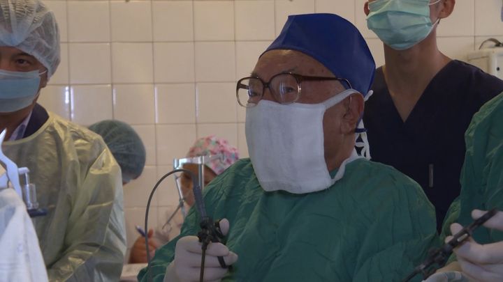 Nejstarší chirurg na světě operuje každý den. V 93 letech denně běhá na rotopedu