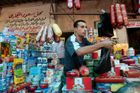Palestinec v Gaze prodává zásoby potravin na nadcházející dny, kdy se muslimové od úsvitu do soumraku musí zdržovat požívání potravin, pití, žvýkání, kouření a sexuálního života.