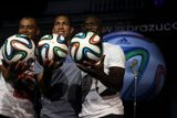 Představování se před kamerami v Riu ujali Cafú, Seedorf a Hernane (současný brazilský fotbalista).