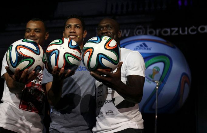 Adidas představil nový míč Brazuca pro MS ve fotbale 2014 (Cafú, Hernane, Seedorf)