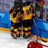 Němci slaví gól v semifinále Kanada - Německo na ZOH 2018