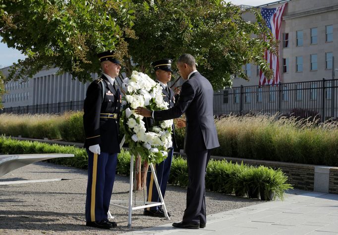 Americký prezident Barack Obama pokládá věnec při příležitosti 15. výročí teroristického útoku na Pentagon ve Washingtonu.