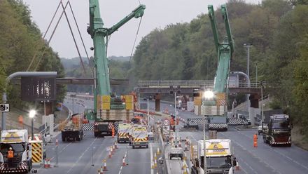 To je rychlost. Most přes dálnici postavili přes víkend, úchvatný časosběr
