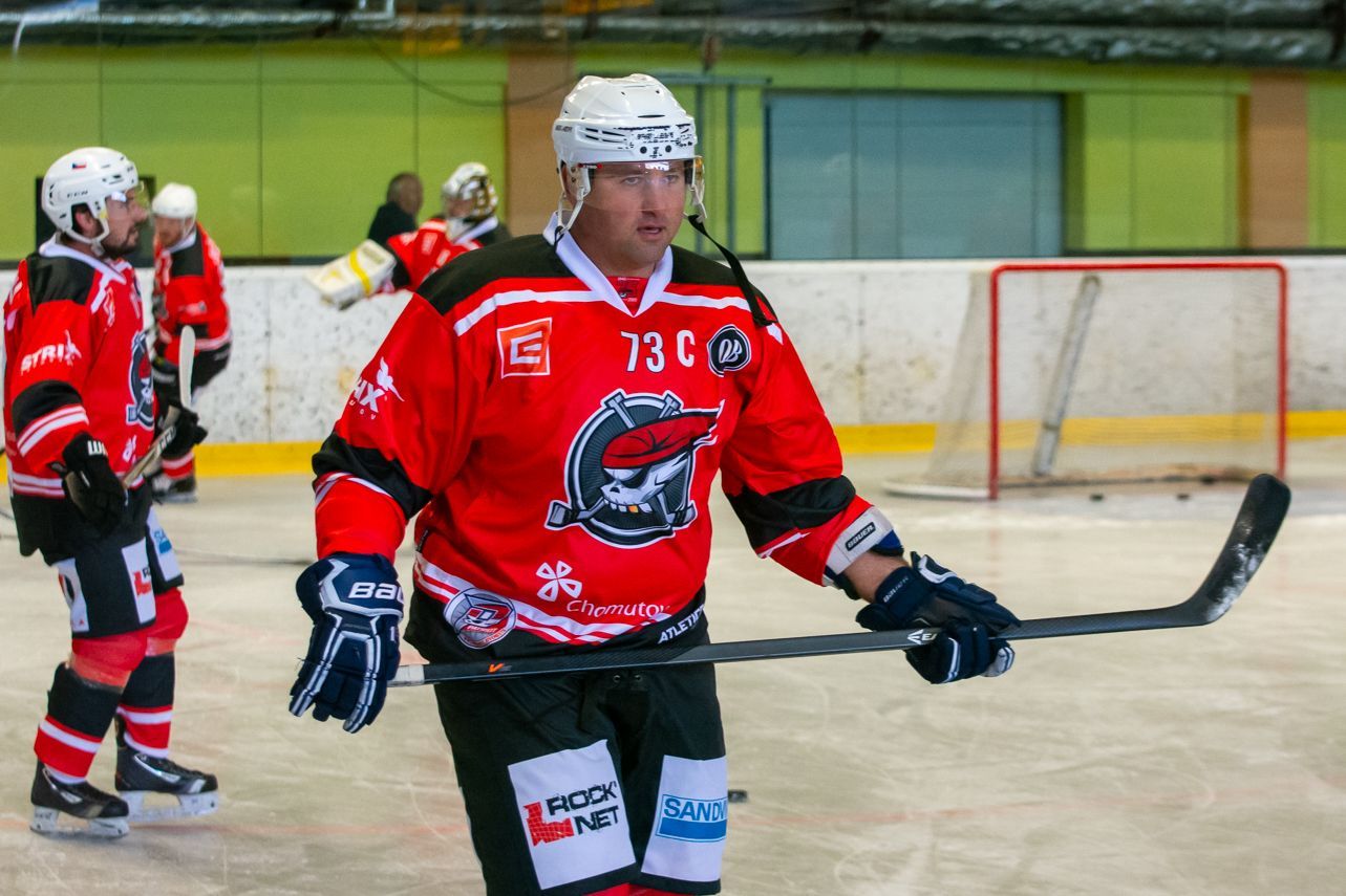 Hokejový obránce Angel Krstev v dresu Chomutova