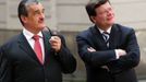 Ministr zahraničních věcí - Karel Schwarzenberg - si čekání na prezidenta Bushe krátil kouřením dýmky.