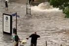 Náměstí v Cáchách pod vodou. Silné deště zasáhly i Německo