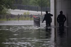 Přes noc napršelo víc než za celý měsíc. Silný déšť v Moskvě uvěznil auta i autobusy