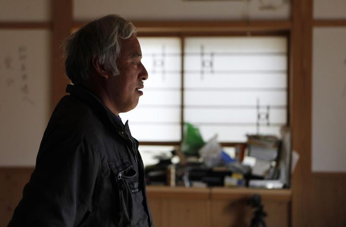 Naoto Matsumura, 53, is seen at his home in Tomioka town, Fukushima prefecture, February 23, 2013, ahead of the second-year anniversary of the March 11, 2011 earthquake and tsunami. Two years from the meltdown at Japan's crippled Fukushima Daiichi nuclear plant, Matsumura continues his daily routine of caring for his flock of animals with one major difference. He now lives alone inside of the nuclear exclusion zone with his 50 cows and two ostriches after the disaster forced about 160,000 people to flee their homes. He has made it his mission to take care of those animals left behind, even if they no longer can be sold to a market due to their exposure to high levels of nuclear radiation. Picture taken February 23, 2013. REUTERS/Ruairidh Villar (JAPAN - Tags: DISASTER ANNIVERSARY SOCIETY) Published: Bře. 4, 2013, 6:19 dop.