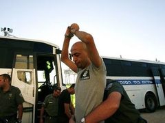 Vězně uvítal palestinský prezident Mahmúd Abbás, poté šli položit věnce k hrobu Jasira Arafata.