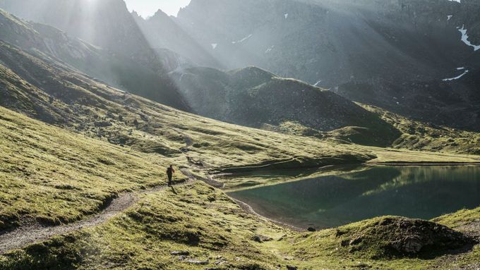 Lechtalská stezka vede nejméně 85 kilometrů v nadmořské výšce 2000 až 2500 metrů podél hlavního hřebenu Lechtalských Alp. Zkušení horalé ji zvládnou za 10 dní.