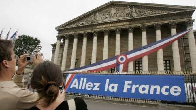 Nápis "Francie, do toho!" zdobí průčelí budu francouzského Národního shromáždění v Paříži.