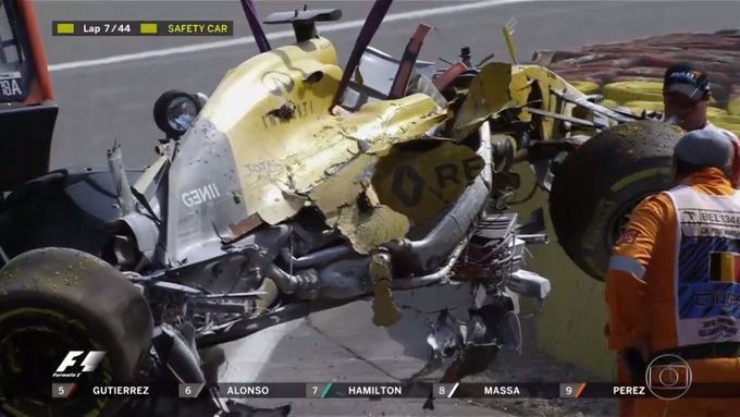 Podívejte se, jak Kevin Magnussen na výjezdu z Eau Rouge zničil svůj Renault