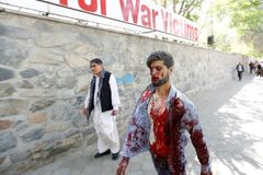 Bomba v Kábulu zabila 90 lidí, do nemocnic přijely stovky raněných. Poškozená je i česká ambasáda