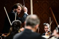 Rozhlasoví symfonici mají nového šéfdirigenta, vedení se ujal Popelka