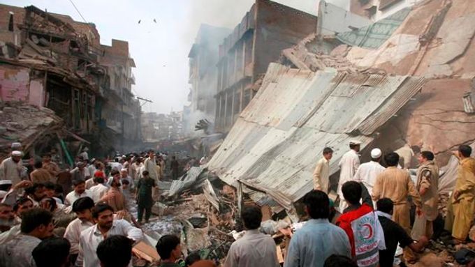 Trosky po středečním výbuchu v Péšávaru