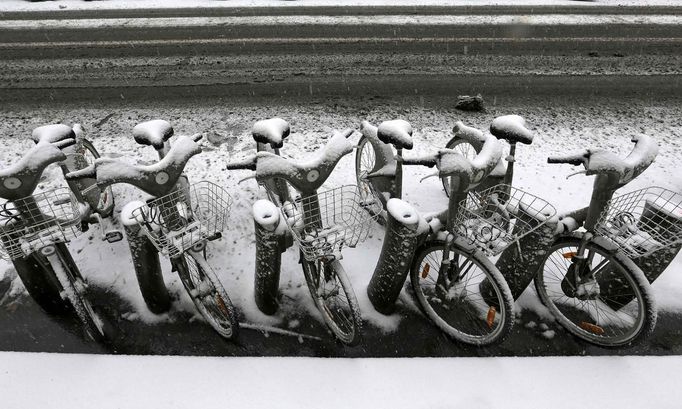 Snow-covered Velib self-service public bicycles are seen at a distribution point in Paris March 12, 2013 as winter weather with snow and freezing temperatures returns to northern France. REUTERS/Jacky Naegelen (FRANCE - Tags: ENVIRONMENT) Published: Bře. 12, 2013, 11:45 dop.