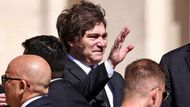 Argentinský prezident Javier Milei zdraví své krajany před pohřební mší za papeže Františka.