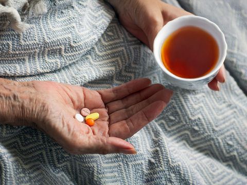 Hazard nemocnic: léky podávají pacientům spolu s čajem. Snižuje to jejich účinky