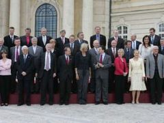 Skupinové foto ministrů v Klosterneuburgu.