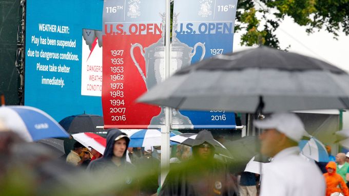 První den golfového US Open nerušil déšť