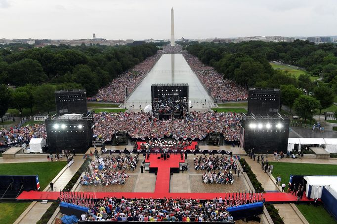 Oslavy dne nezávislosti se konaly u Washingtonova památníku v hlavním městě USA. Dorazily desítky tisíc lidí.