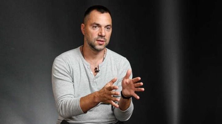 Uhranul svět přesnou předpovědí války. Teď je Arestovyč za ruského agenta