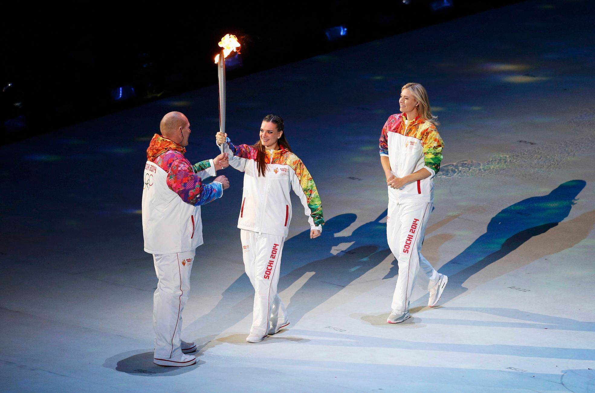 Soči 2014, zahájení: olympijská pochodeň (Aleksandr Karelin, Jelena Jelena Isinbajevová a Maria Šarapovová)