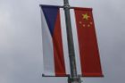 Čínské vlajky vítající prezidenta Si někdo potřísnil barvou. Fašizující Čecháčci, zlobí se Ovčáček