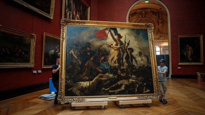 Pracovníci pařížského Louvru ve středu sundali obraz Svoboda vede lid na barikády od Eugèna Delacroixe.