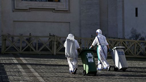 Jeptišky vynášejí odpadkové koše před konkláve, na kterém se bude volit příští papež.