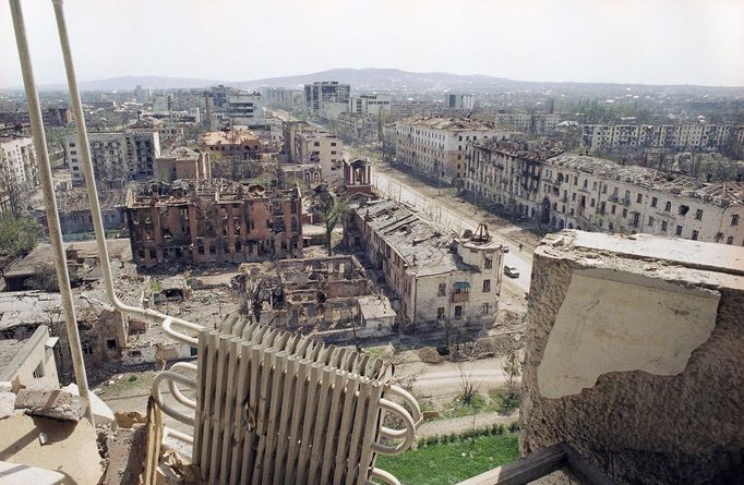 Zničené budovy na Leninském prospektu v Grozném, 13. dubna 1995. Město bylo těžce poškozeno během bombardování a bojů v první čečenské válce.