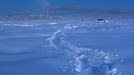 A car drives through the snow at night near Vostochnaya meteorological station, some 500 km northeast of Yakutsk in the Republic of Sakha, northeast Russia, January 20, 2013. The coldest temperatures in the northern hemisphere have been recorded in the Oymyakon valley, where according to the United Kingdom Met Office a temperature of -67.8 degrees Celsius (-90 degrees Fahrenheit) was registered in 1933 - the coldest on record in the northern hemisphere since the beginning of the 20th century. Yet despite the harsh climate, people live in the valley, and the area is equipped with schools, a post office, a bank, and even an airport runway (albeit open only in the summer). Picture taken January 20, 2013. REUTERS/Maxim Shemetov (RUSSIA - Tags: SOCIETY TRANSPORT TPX IMAGES OF THE DAY ENVIRONMENT) ATTENTION EDITORS: PICTURE 21 OF 27 FOR PACKAGE 'THE POLE OF COLD' SEARCH 'MAXIM COLD' FOR ALL IMAGES Published: Úno. 18, 2013, 11:26 dop.