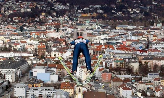 Skoky přímo nad Innsbruckem