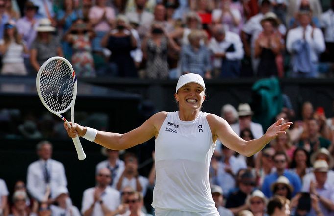 Iga Šwiateková slaví triumf na Wimbledonu 2025.