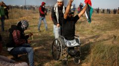Střety Palestinců s izraelskými vojáky - demonstrant na vozíku