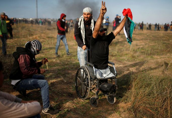 Palestinský demonstrant na vozíku protestuje blízko izraelských hranic v pásmu Gazy. Podle zpráv lékařů byl později zabit.