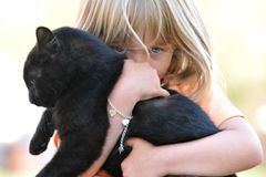 Ztracenou pětiletou dívku našli i s otcem ve Švédsku. Po deseti měsících ji předali matce