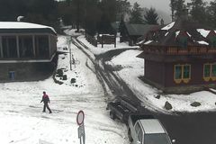 V Beskydech se sníh stále drží. Sledujte aktuální záběry z Pusteven