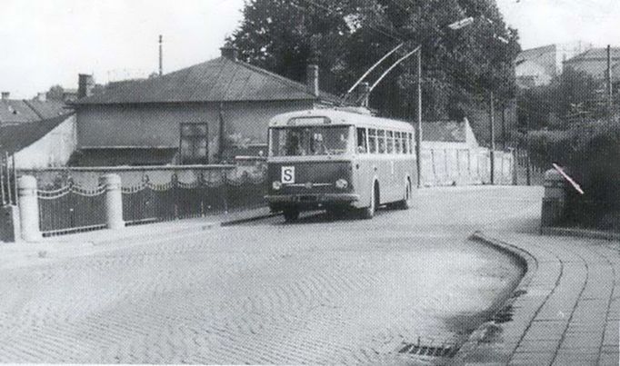 Málo známá je také historie jihlavské MHD. Od roku 1909 do roku 1948 tu jezdila elektrická pouliční dráha. Vznikla kvůli dopravě občanů na 3km vzdálené nádraží. Po jejím zrušení v roce 1948 byl zahájen 19. prosince 1948 provoz dopravy trolejbusové. Trolejbusy typu VETRA/ČKD jezdily po trase Masarykovo náměstí - Hlavní nádraží v intervalu 10 minut. Linka byla označena písmenem ,,A". Postupně docházelo v souladu s rozvojem města ke zřizování nových linek jak v trolejbusové, tak v autobusové trakci. (Na snímku trolejbus 9 Tr na lince A přejíždí starý most přes řeku Jihlavu v roce 1970.)