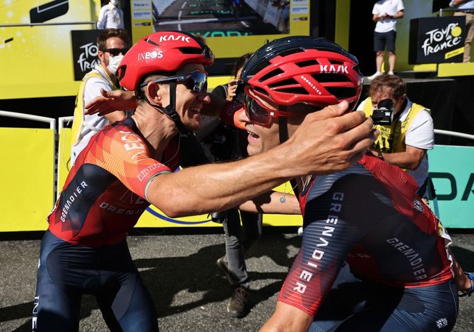 13. etapa Tour de France 2023: Michal Kwiatkowski (vpravo) a Tom Pidcock.