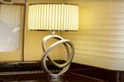 Detaily interiéru včetně stolní lampy jsou ve stylu art deco.