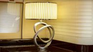 Detaily interiéru včetně stolní lampy jsou ve stylu art deco.