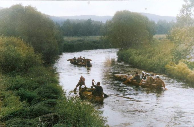 Archivní fotografie z kronik skautských oddílů z let 1969 a 1970. Kolorováno