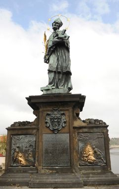 Socha Jana Nepomuckého na pražském Karlově mostě.