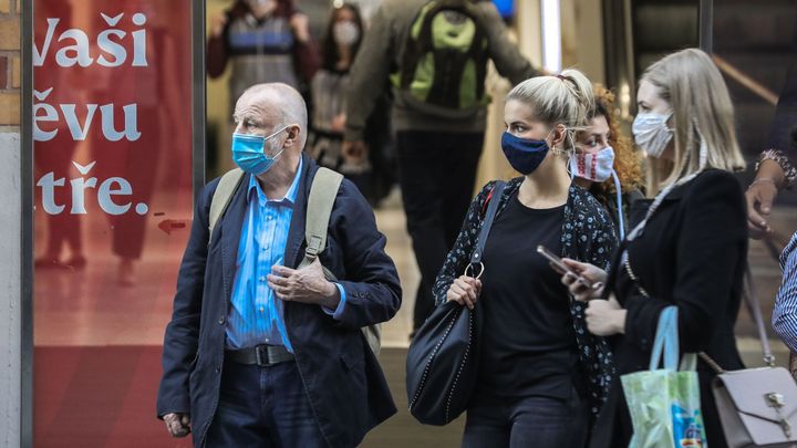 Lidé neomezili setkávání, hájil Prymula nová omezení. Může za to i vláda, říká expert