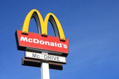 McDonald’s plánuje v Česku rozvoz jídla, otevře i další restaurace