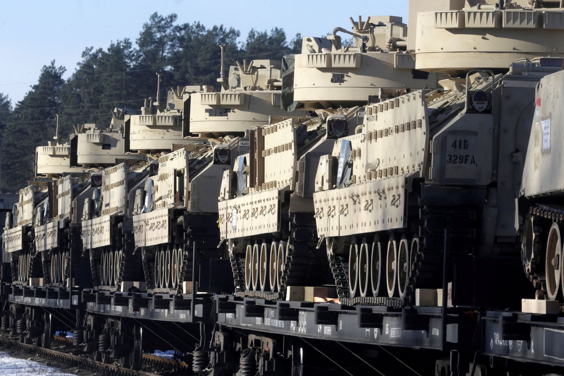 Americké vozy Bradley vyrazí na Ukrajinu.