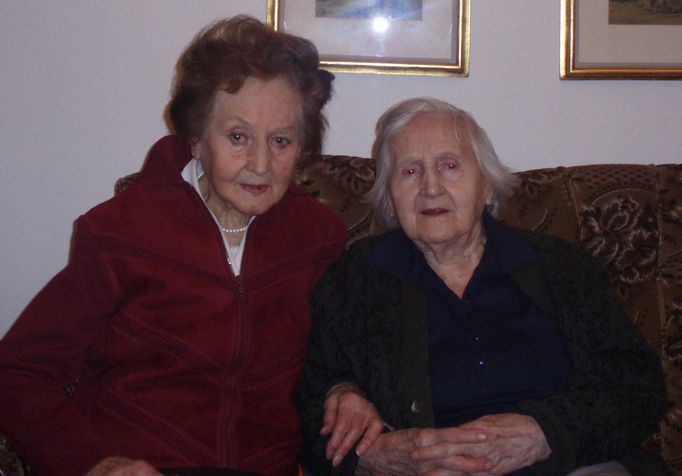 Sestry Vladimíra Petřeka Zdena (vlevo) a Jiřina.